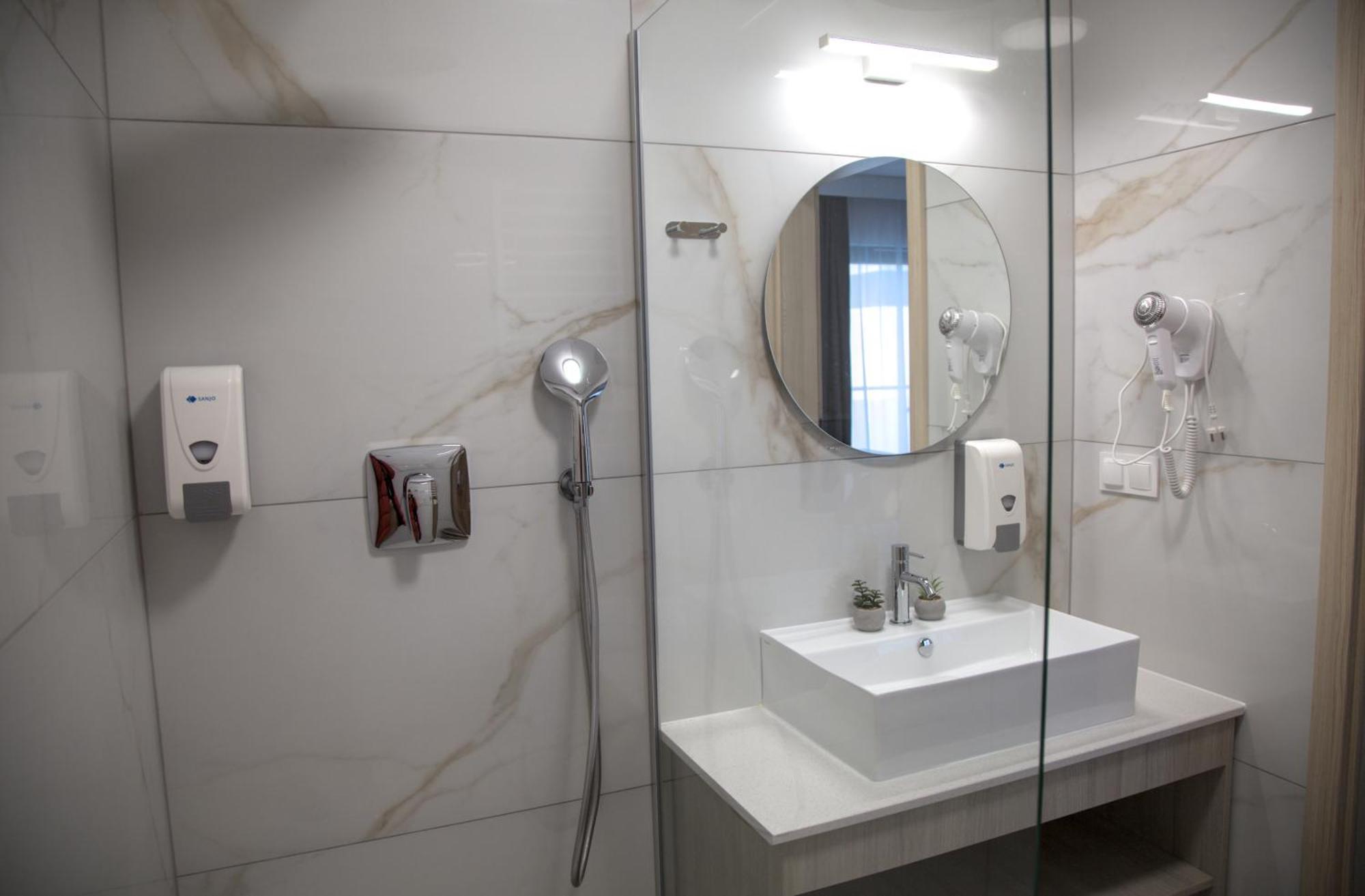 Hotel I Apartamenty Gorzelanny 德兹维济诺 外观 照片